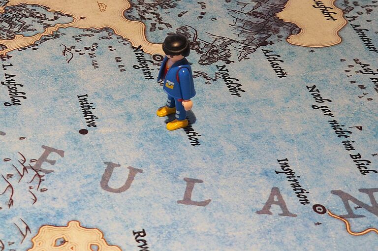 Playmobilfiguren auf einer Landkarte