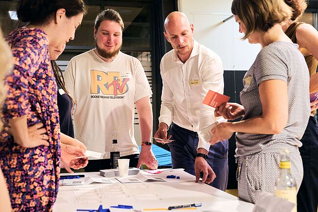 Teilnehmer:innen bei der SOIREE|HEC zum Thema Diversity