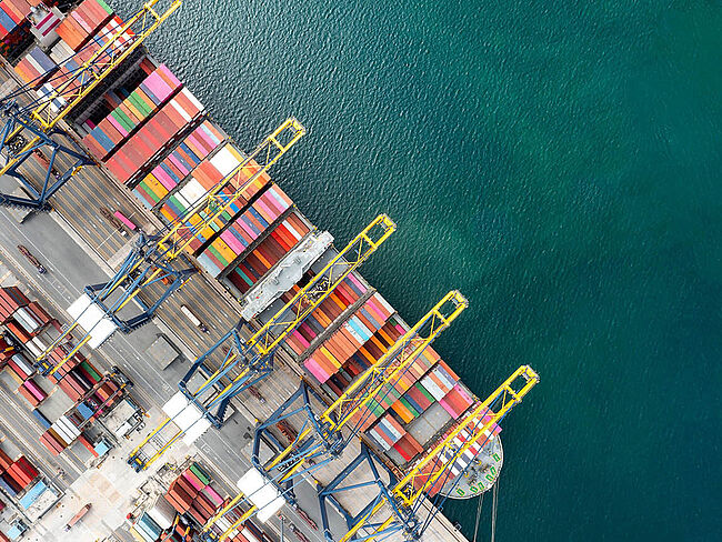 Containerkaje mit einem Schiff