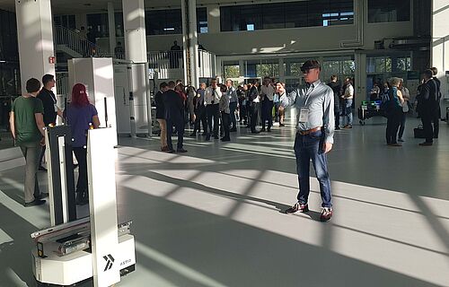 Ein Mann mit AR-Brille steuert mit Gesten ein Fahrzeug.
