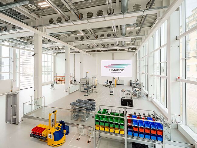 Blick in die Produktionshalle der Elbfabrik mit Regalen und Arbeitsstationen.