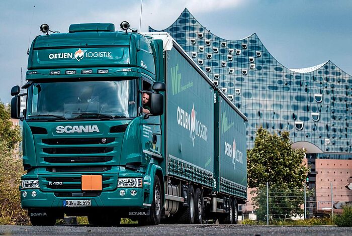 Ein LKW mit Oetjen Logistik-Aufdruck fährt an der Elbphilharmonie vorbei
