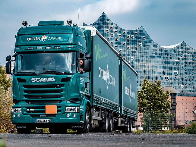 Ein LKW mit Oetjen Logistik-Aufdruck fährt an der Elbphilharmonie vorbei