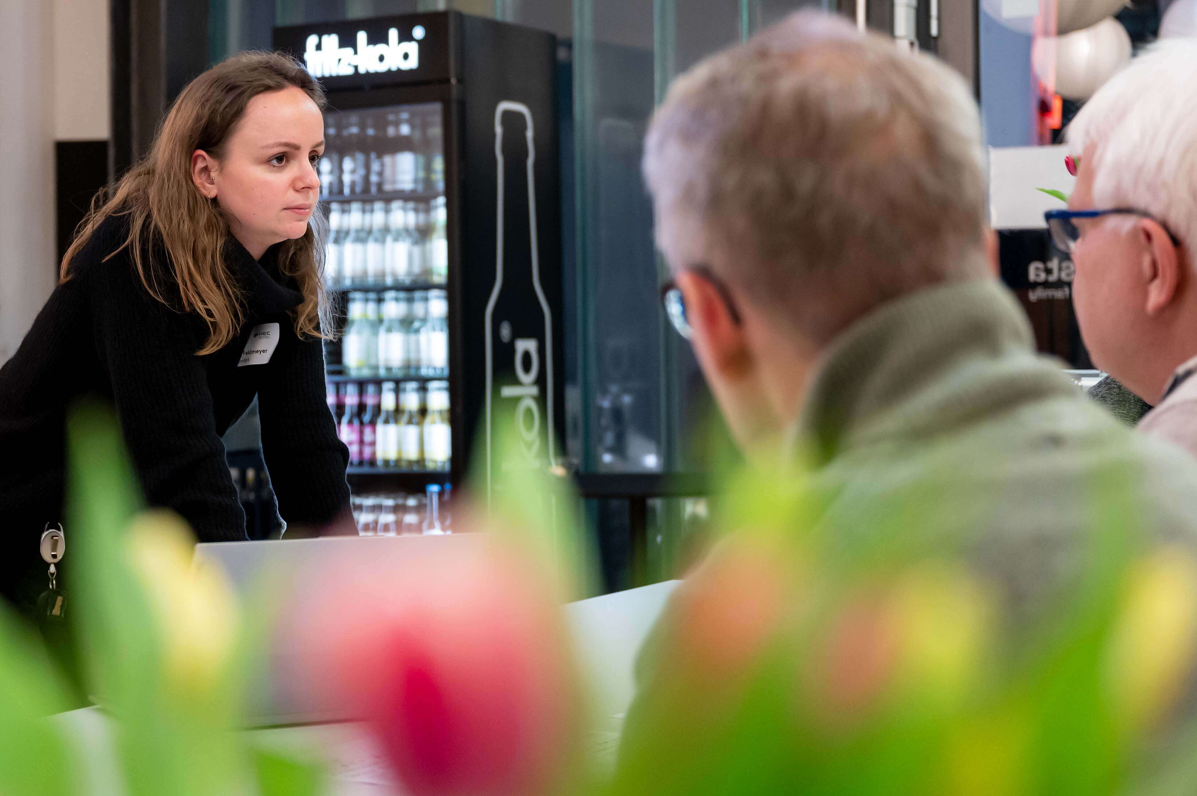 Eine Frau steht vor einem Tisch.