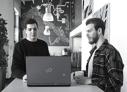 Zwei Männer am Laptop