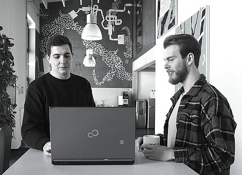 Zwei Männer am Laptop