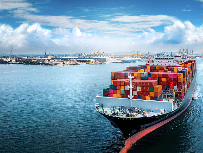 Containerschiff auf dem Meer