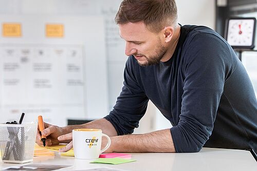 Mann arbeitet an einem Tisch