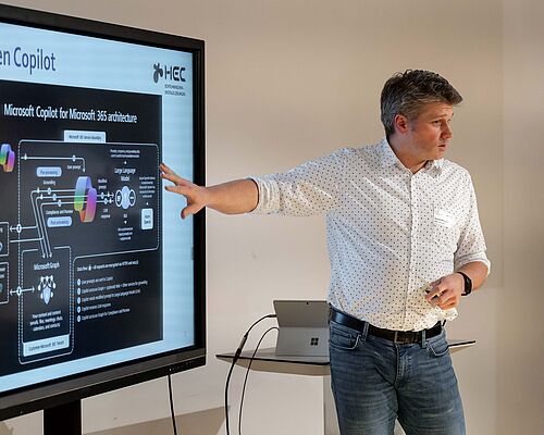 Daniel Wessels erläutert am Monitor etwas zu Copilot.