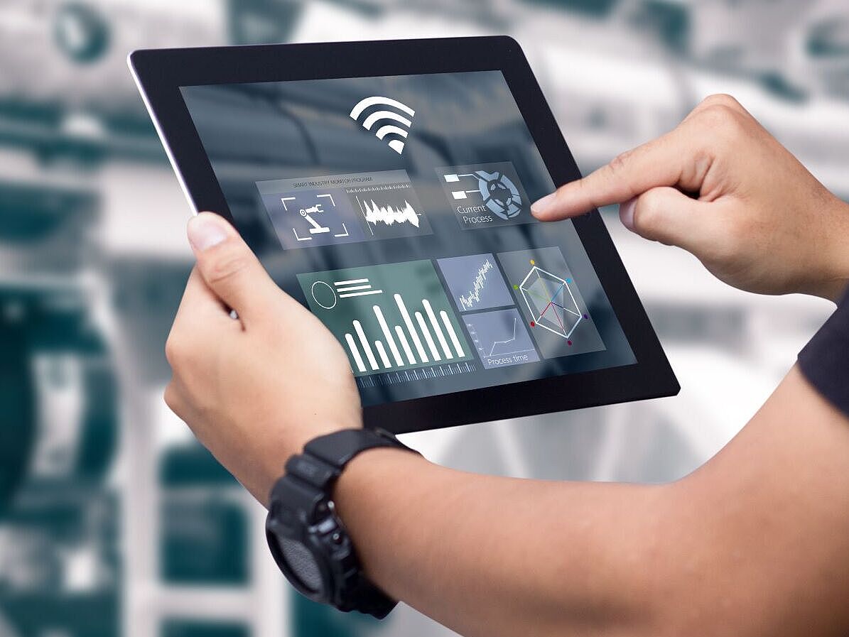 Smarte Industrie Person mit Tablet vor Maschine