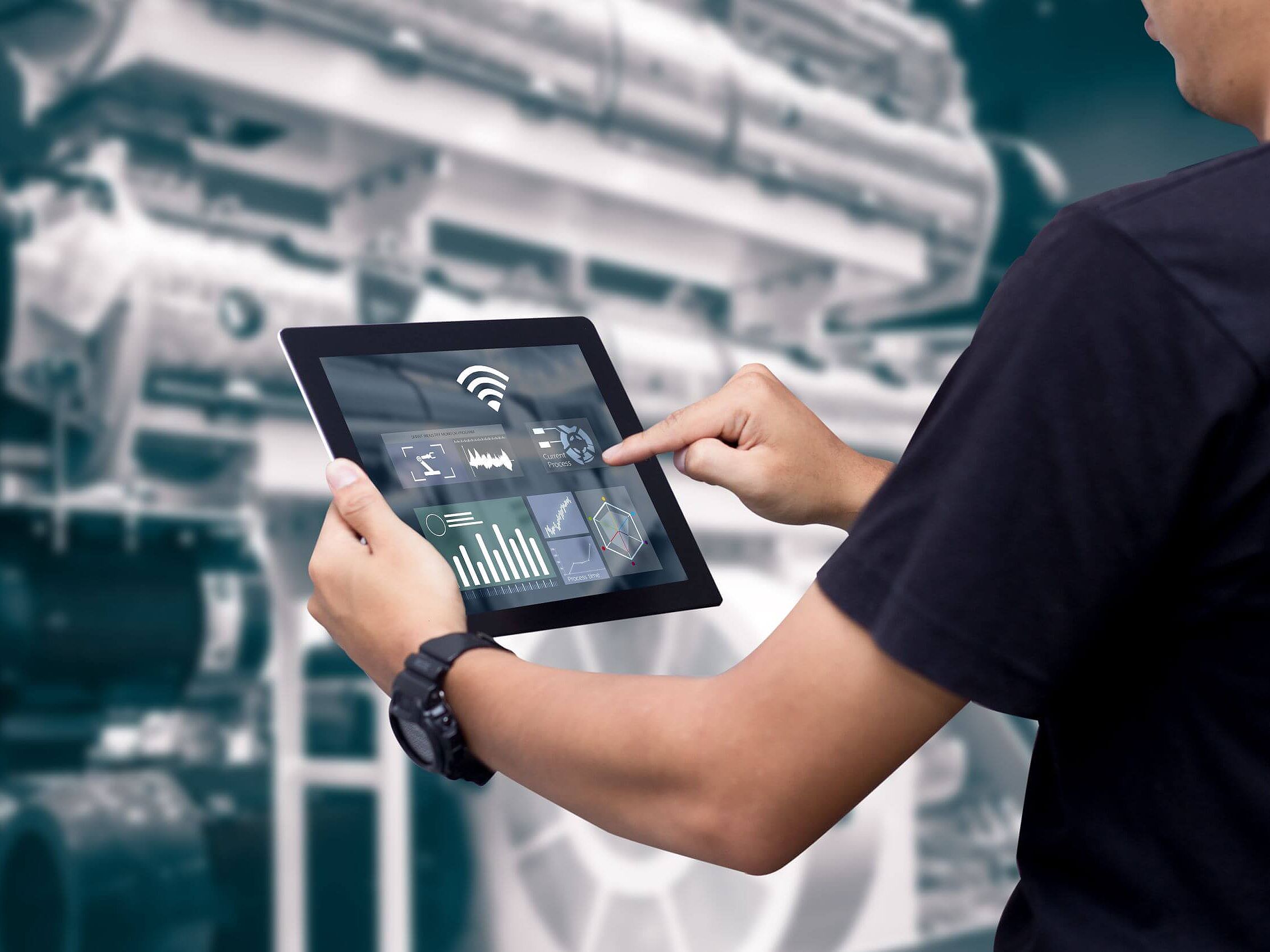 Smarte Industrie Person mit Tablet vor Maschine