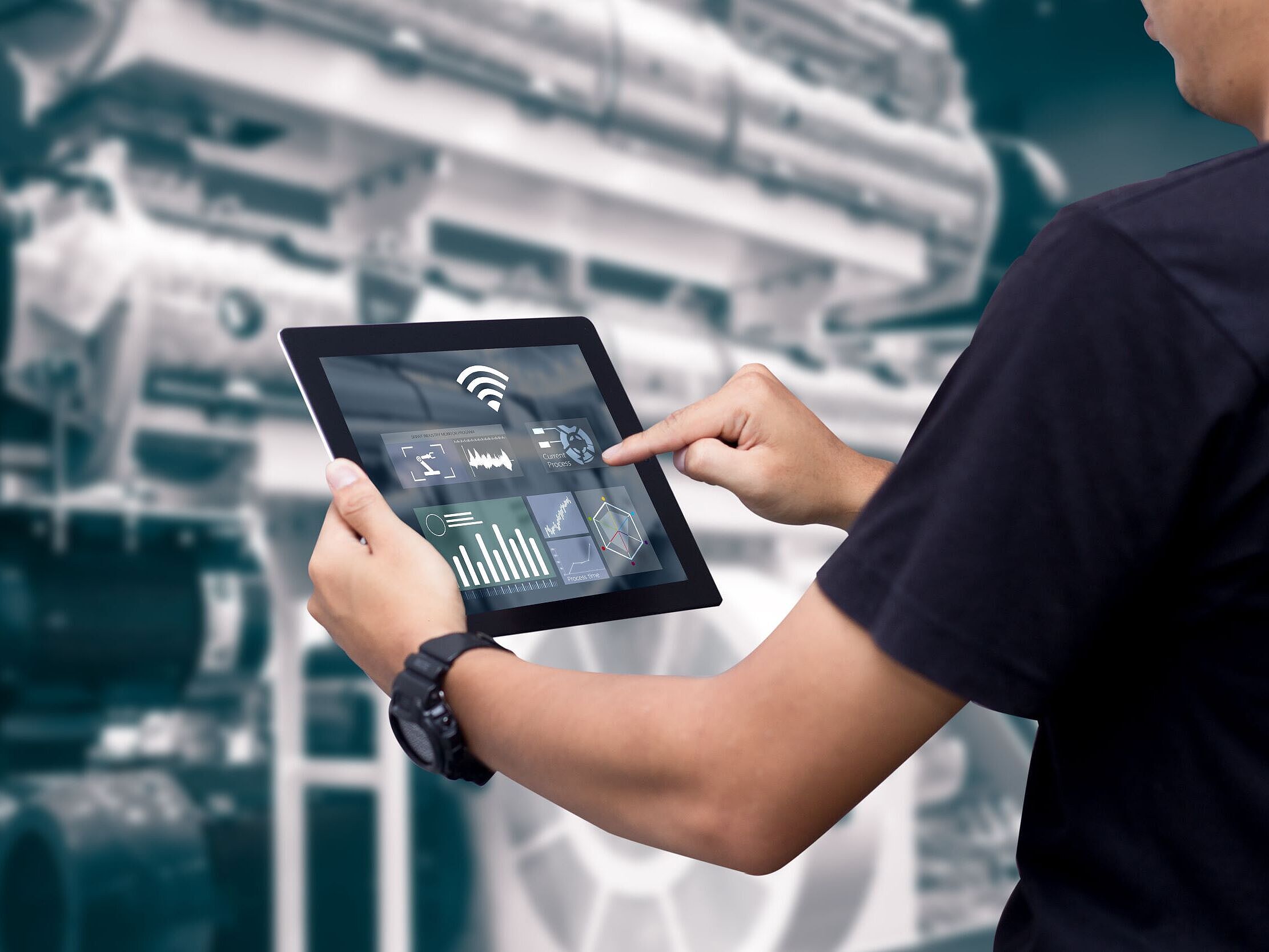 Smarte Industrie Person mit Tablet vor Maschine
