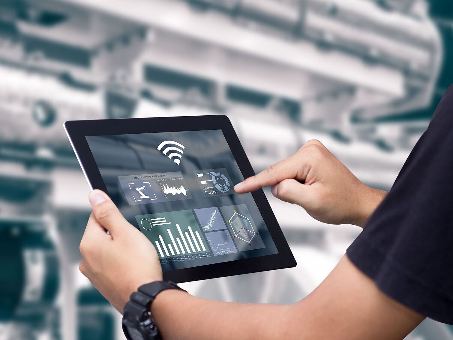 Smarte Industrie Person mit Tablet vor Maschine