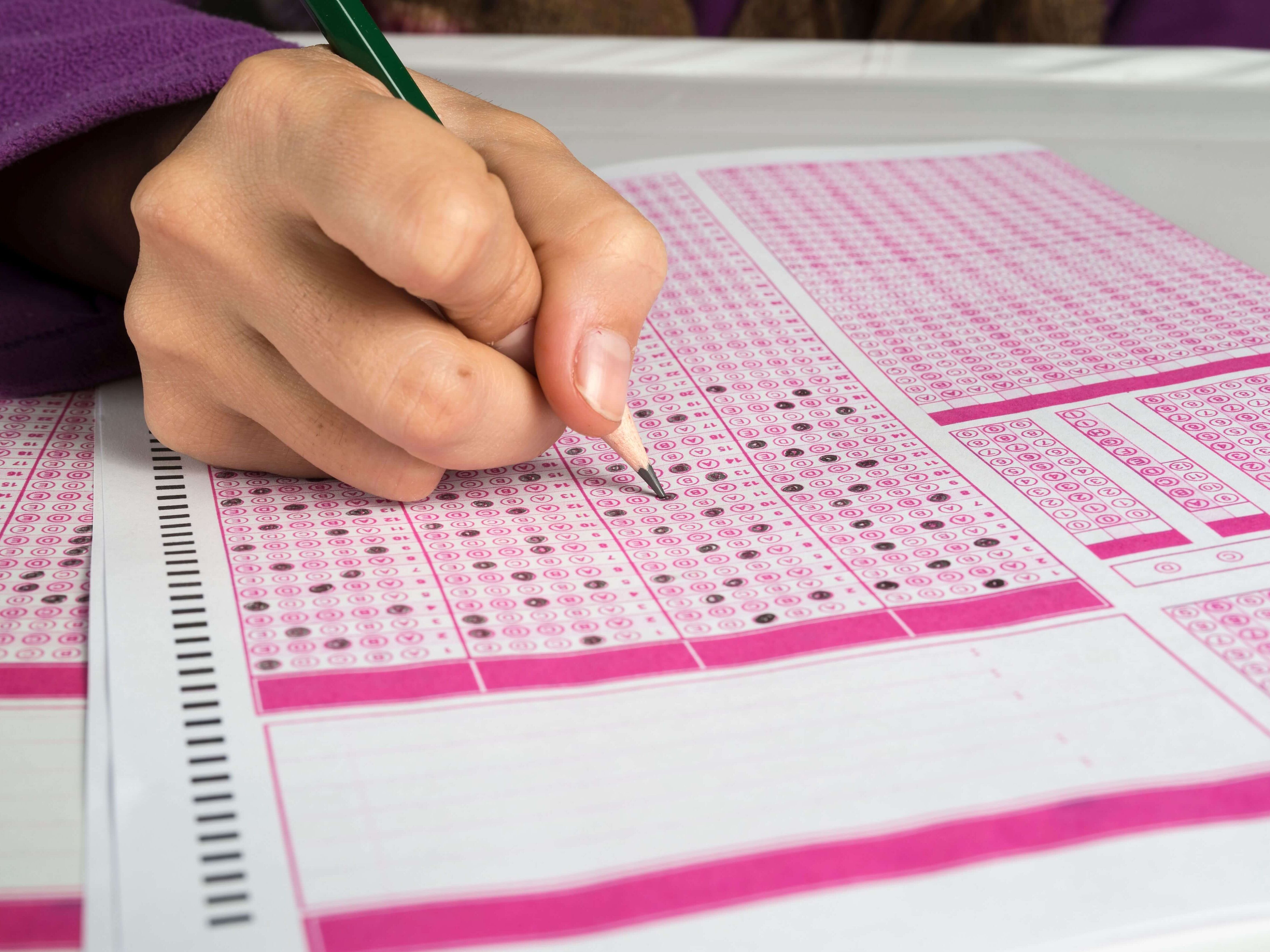 Ausgefüllter Fragebogen Pinker Fragebogen wird ausgefüllt