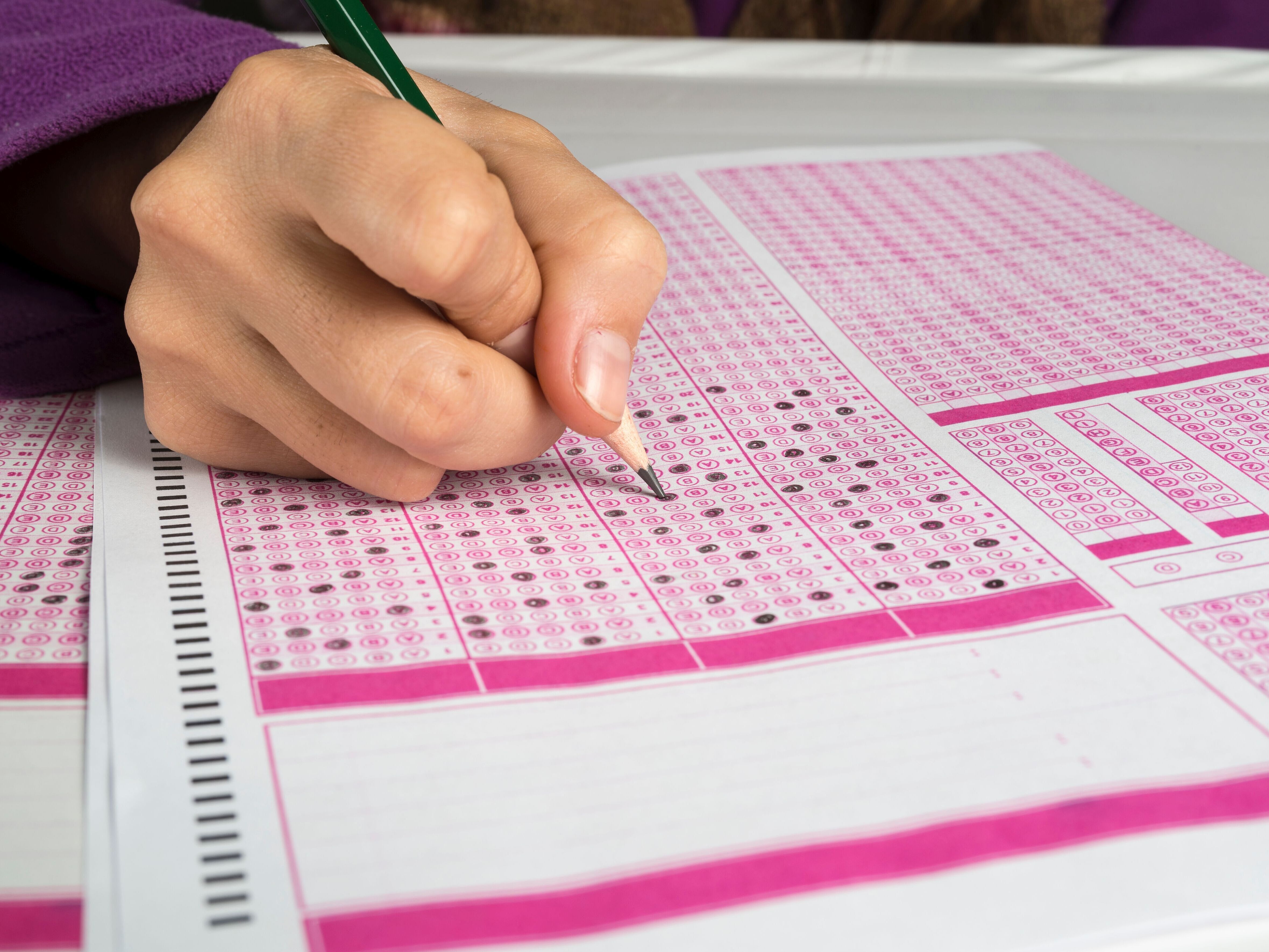 Pinker Fragebogen wird ausgefüllt