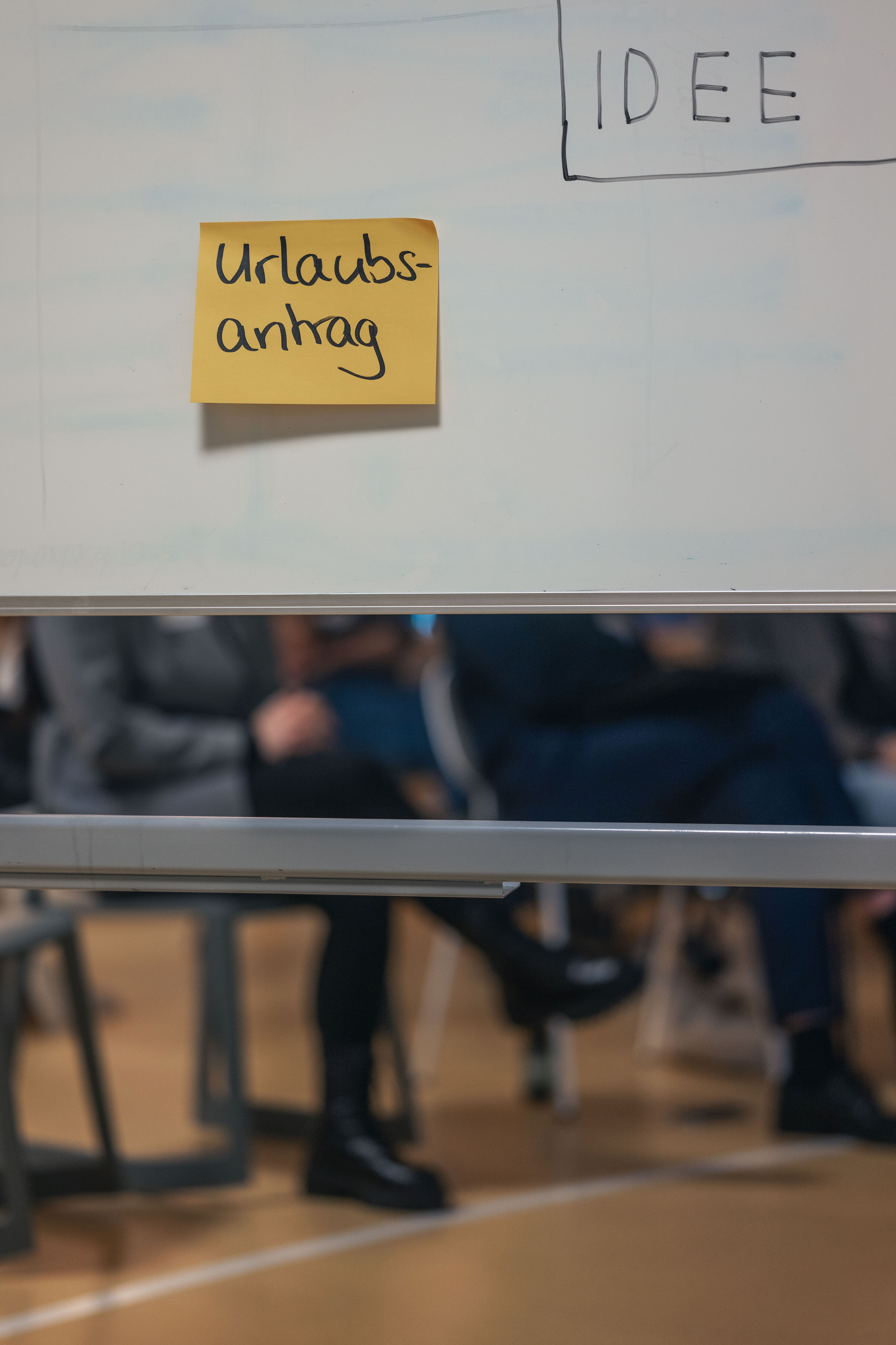 Ein Whiteboard mit Klebezetteln.