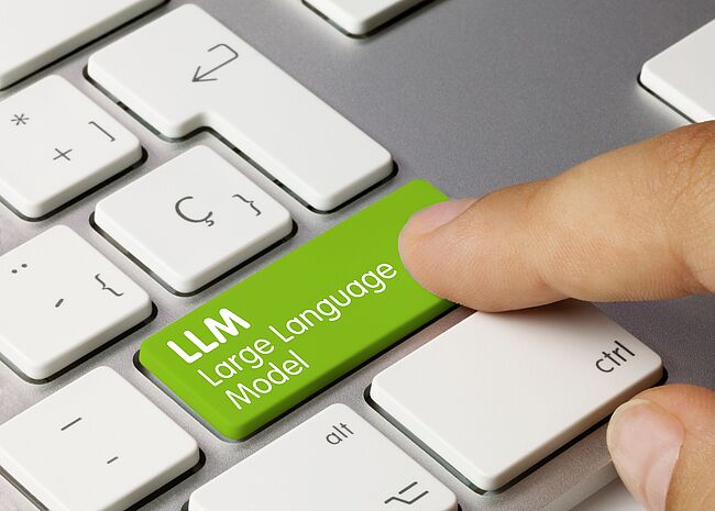Tastatur auf einem Laptop mit der Aufschrift Large Language Model