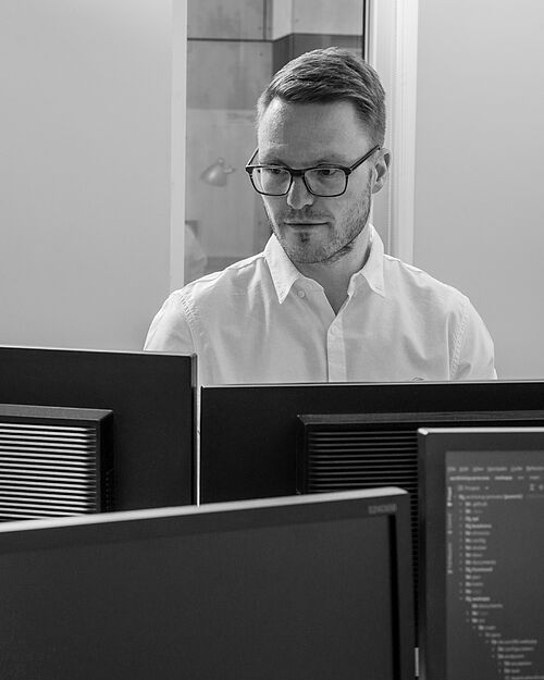 Ein Mann an seinem PC Monitor