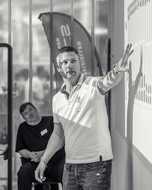 Ein Mitarbeiter der HEC zeigt eine Präsentation.