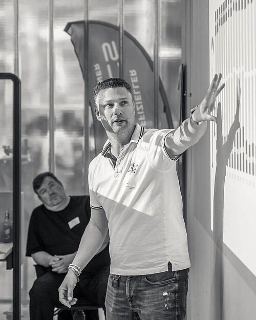 Ein Mitarbeiter der HEC zeigt eine Präsentation.