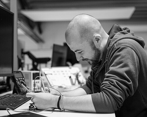 Mitarbeiter arbeitet an Embedded System