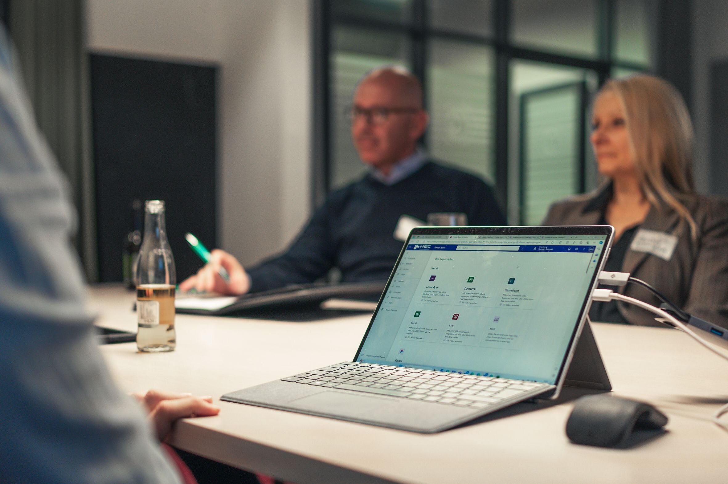 Ein Laptop steht geöffntet auf einem Tisch.