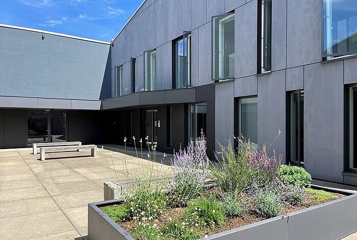 Vor dem Eingang der HEC GmbH auf dem Schuppen Eins