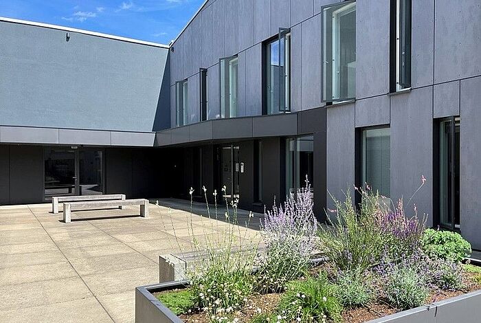 Vor dem Eingang der HEC GmbH auf dem Schuppen Eins