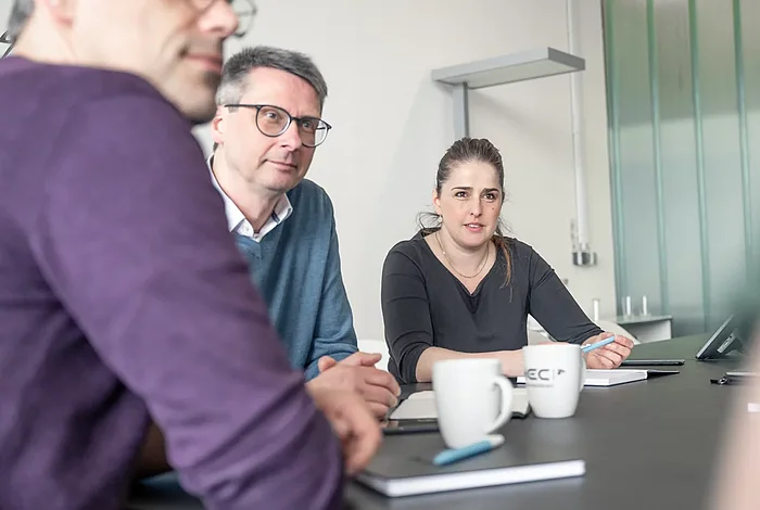 Detailfoto von Teilnehmenden einer Besprechung