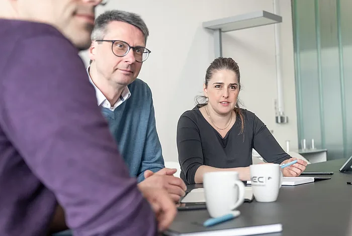 Detailfoto von Teilnehmenden einer Besprechung