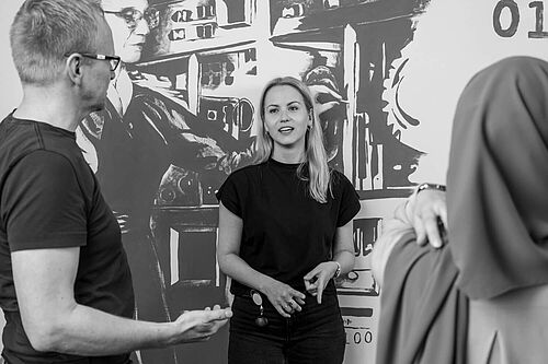 Mitarbeitende der HEC im Gespräch