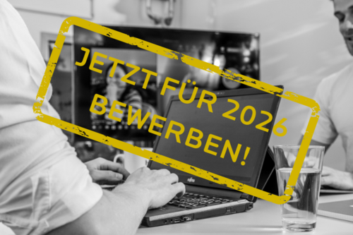 Schwarz-Weiß-Foto eines Laptops. Auf dem Bild ist ein gelber Stempel mit den Worten: Jetzt für 2026 bewerben!