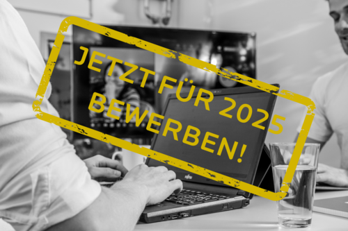 Schwarz-Weiß-Foto eines Laptops. Auf dem Bild ist ein gelber Stempel mit den Worten: Jetzt für 2025 bewerben!